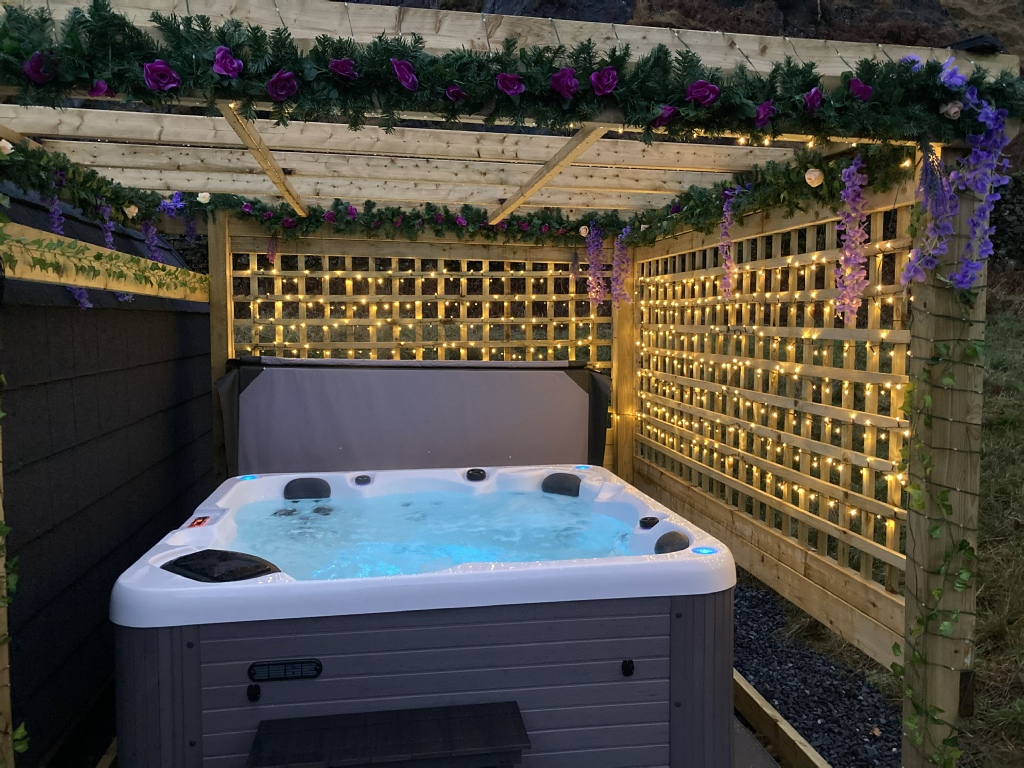 Lovies Place Hot Tub